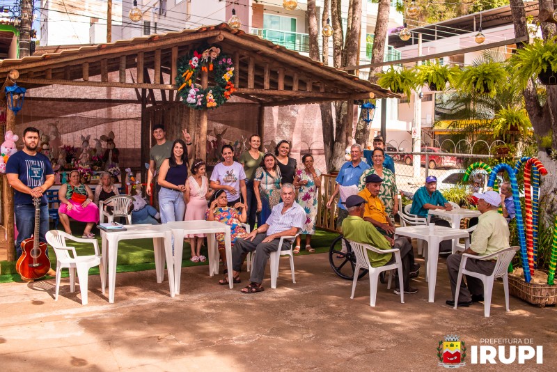 Tarde de lazer para os idosos do Lar dos Velhinhos do Caparaó na Praça