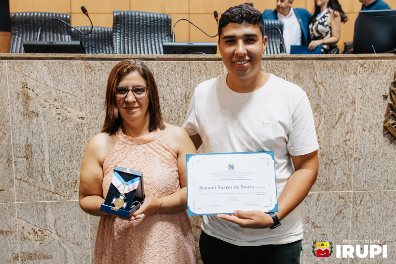 Professor Samuel Soares de Souza, recebe Medalha “Educador Capixaba Renato Pacheco” em solenidade de homenagem aos educadores capixabas.