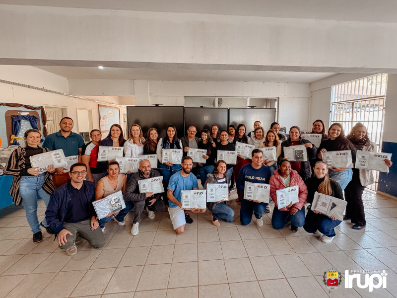 Entrega de Kits Escolares para alunos e equipe da Escola em Tempo Integral Nelci Gomes da Costa