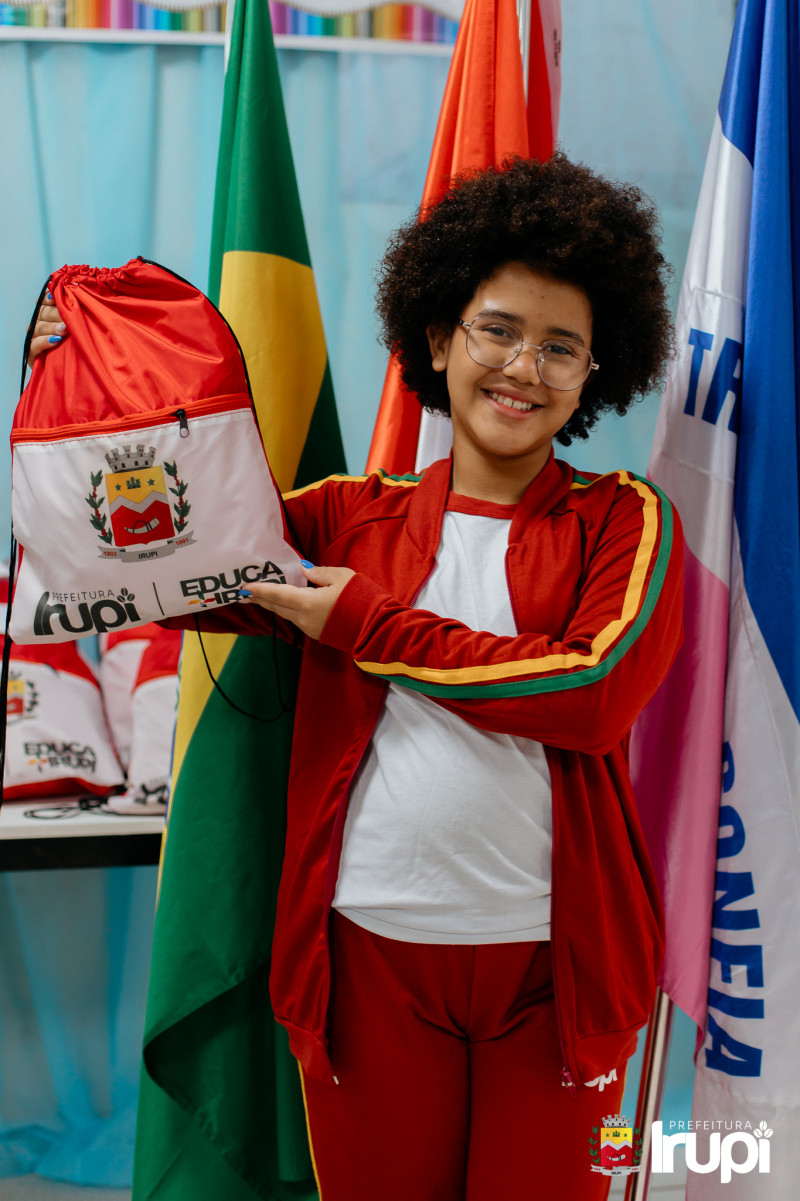 Entrega dos novos uniformes da Rede Municipal de Ensino - EMEIEF Profª Sônia Maria Faria Pinheiro