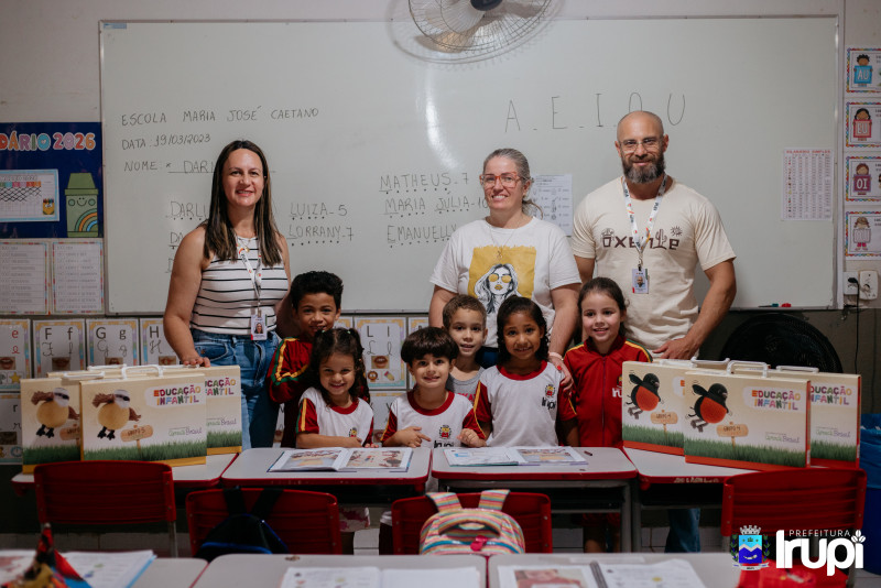 Entrega novo material 'Aprende Brasil' EU Maria José Caetano