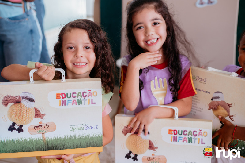 Entrega novo material 'Aprende Brasil' EMEIEF Nelci Gomes da Costa