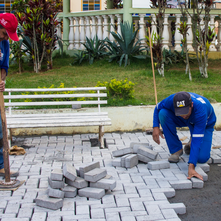 Calçamento da Praça Central