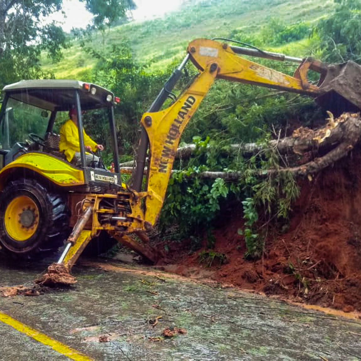 Maquinas trabalhando na retirada de barreiras.