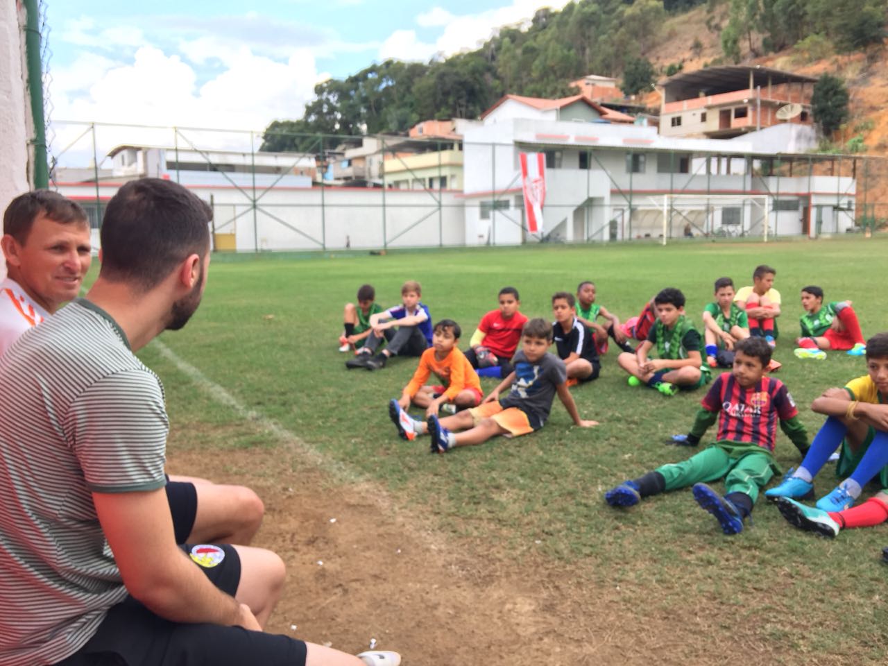 Alunos do “Irupi Futebol Clube”  treinam com jogad