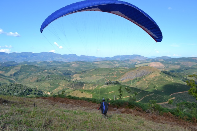 Equipe de parapente voa sobre os céus de Irupi