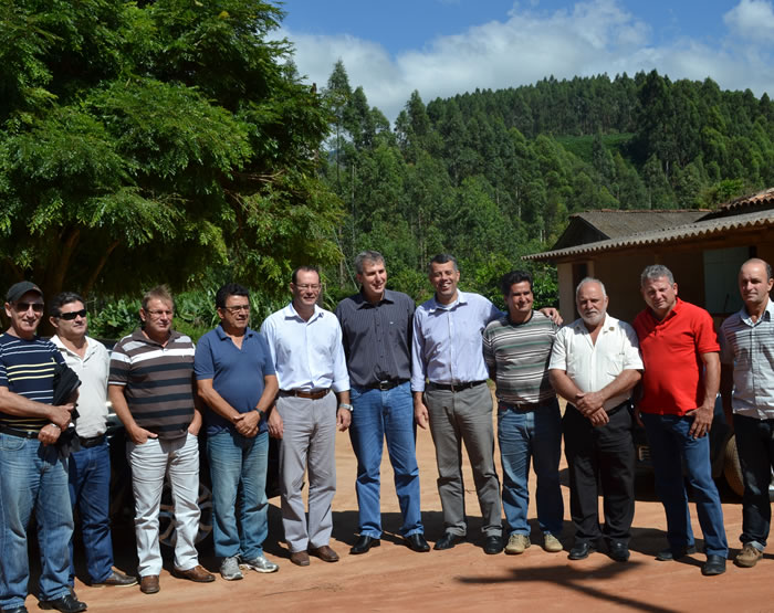 Comitiva analisa obra de asfaltamento da estrada Santa Clara x BR-262
