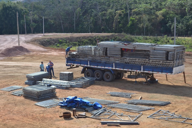 Arquibancadas, estandes e pista de motocross ganham forma no espaço da 22ª Festa de Irupi