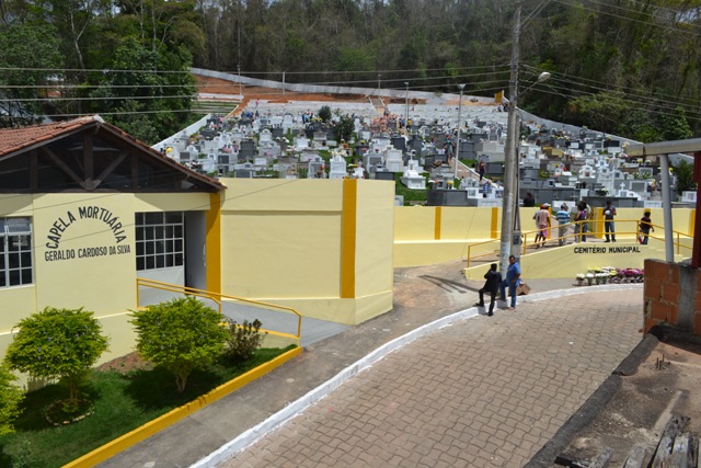 Obras no cemitério de Irupi é observada por visitantes