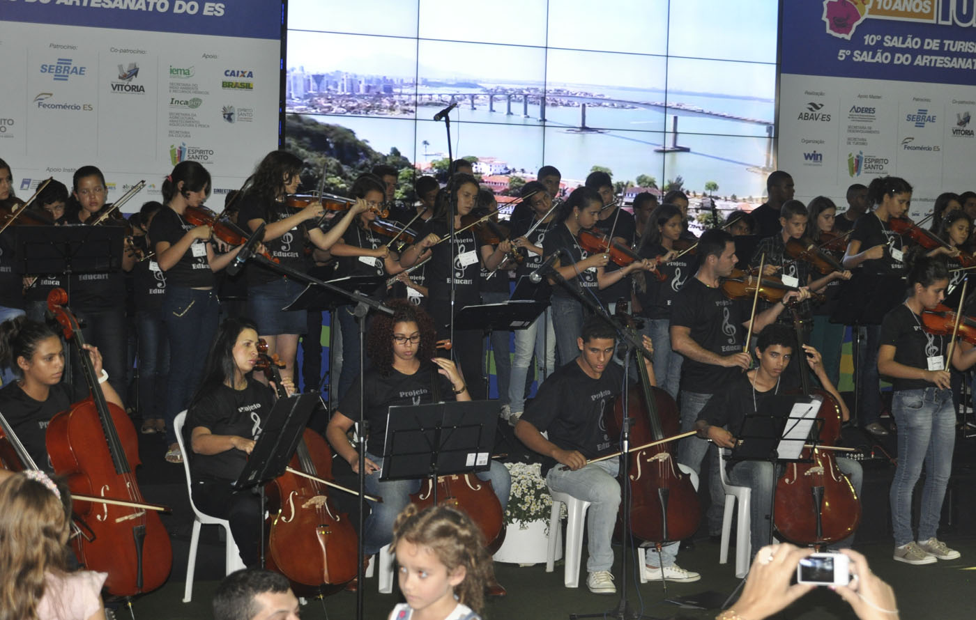 Irupi - Orquestra Som das Águas do Caparaó encanta público na Expotur 2014.