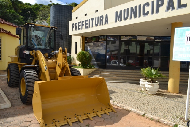 Para integrar a frota de máquinas pesadas, Irupi recebe mais uma pá carregadeira