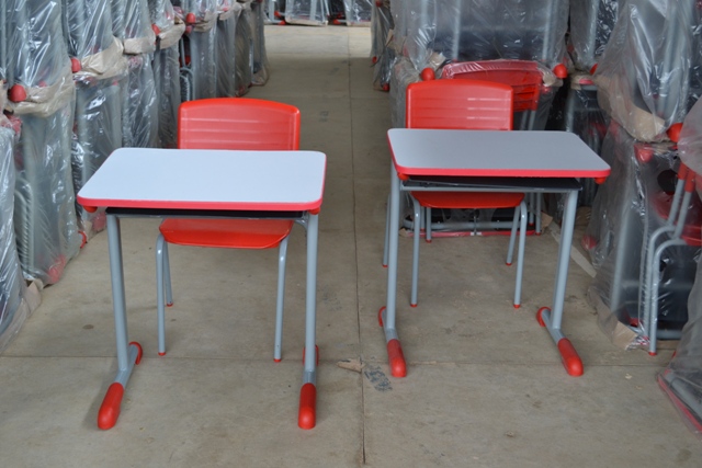 Quase mil cadeiras e mesas novas chegam à Irupi para atender escolas municipais