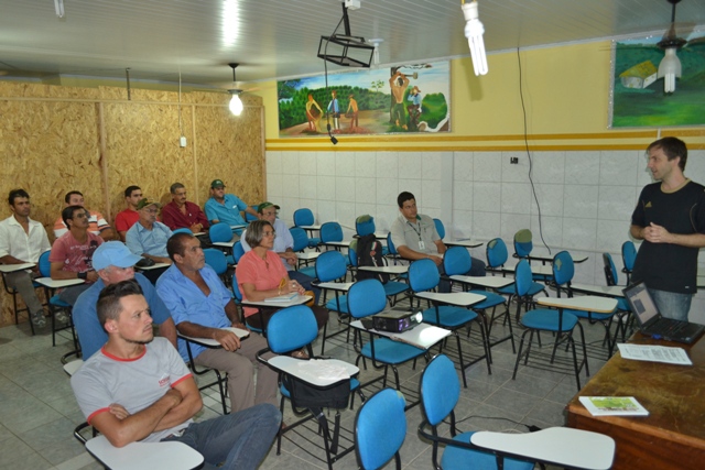 Agricultores de Irupi realizam cadastro no programa Reflorestar