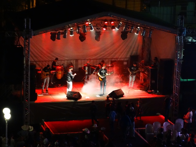 Bandas agitam público que lotou a praça Matriz de Irupi