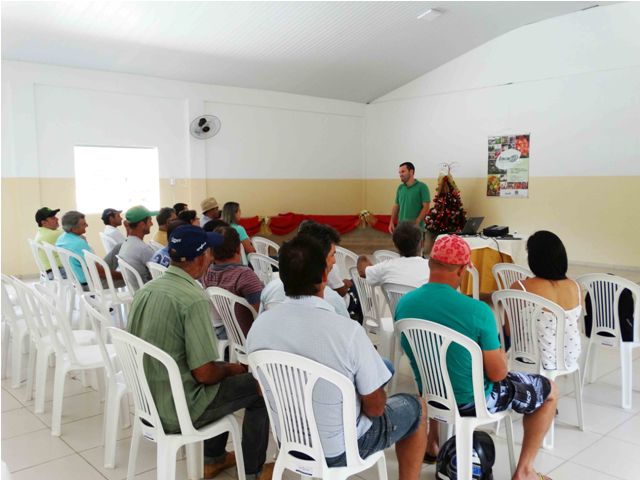 Reunião discute comercialização de laranja em Irupi