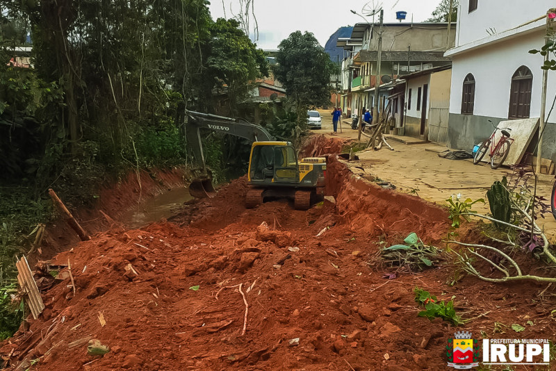 Reconstrução da Rua Laurides Barbosa de Sousa.