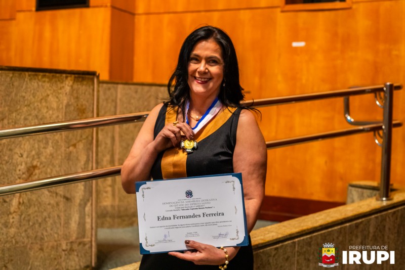 Professora Irupiense Edna Fernandes recebe a Medalha Renato Pacheco na solenidade de homenagem à educação capixaba.