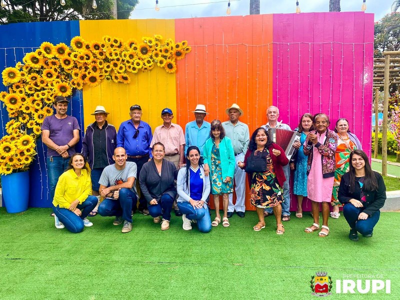Idosos do Lar dos Velhinhos têm tarde de lazer na praça central de Irupi